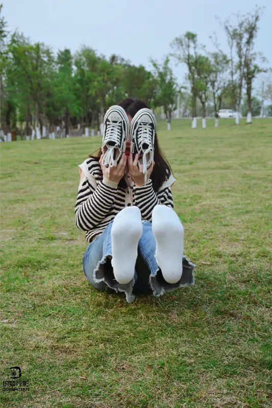 [织梦映像]NO.016 少女牛仔裤草地白袜 - 织梦映像